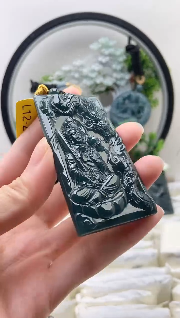 翡翠未镶嵌颈饰虚空藏