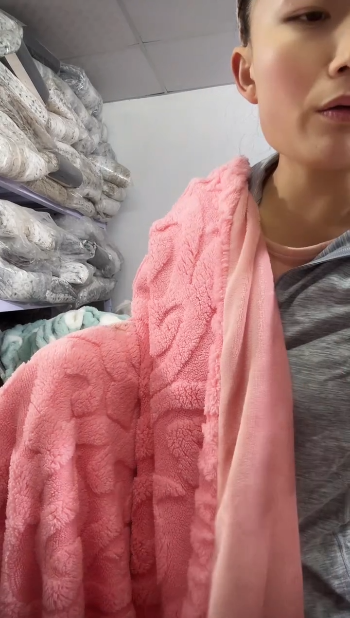 法兰绒粉色雕花被套2*1.8