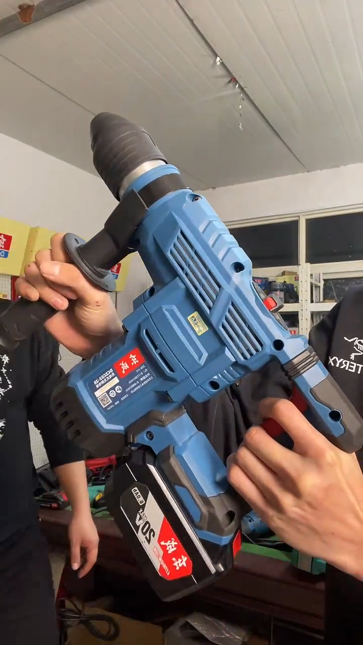 东成28锂电锤6.0两电一充