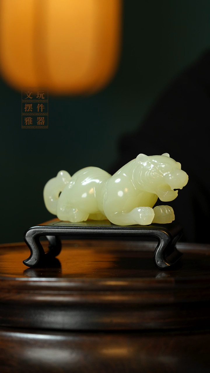 玉《伏虎》手把件摆件