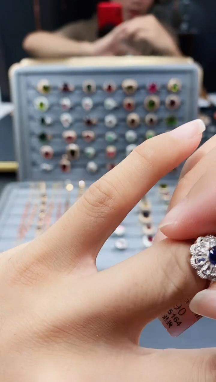 蓝宝石戒指18K金镶嵌1.01.