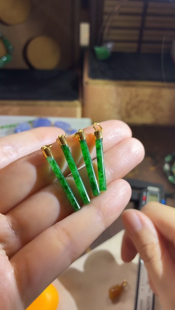 吊坠(不含链)18K金镶嵌翡翠多样性发货 发其一