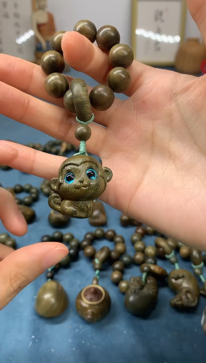 【闪购商品】维腊木（绿檀）把件 小猴子 盘玩件
