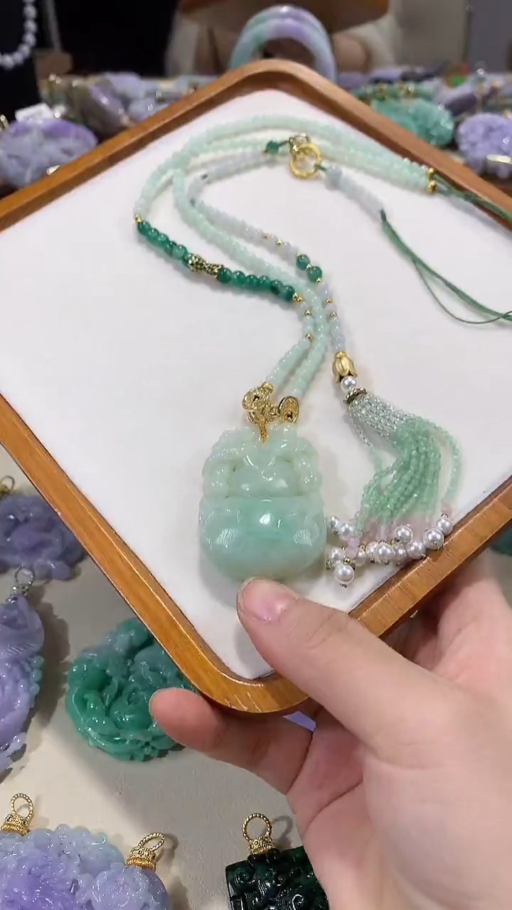 颈饰未镶嵌翡翠吊坠