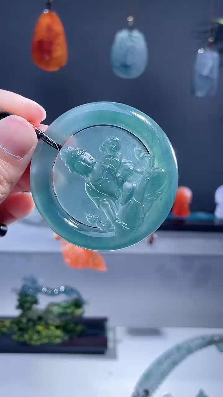 翡翠未镶嵌颈饰观音