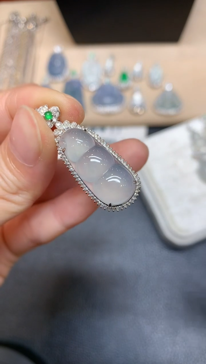 【闪购商品】翡翠吊坠(不含链)18K金镶嵌福豆【无服务费