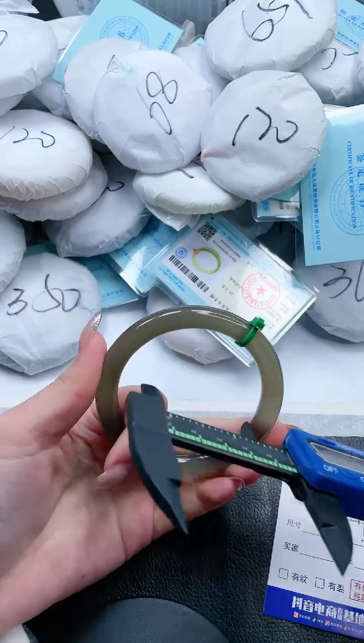 【闪购商品】石英质玉手镯未镶嵌17V301-62