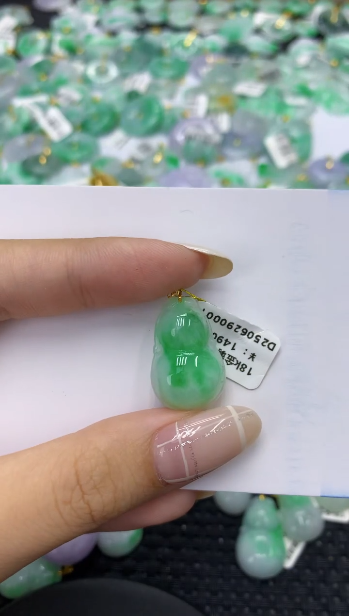 翡翠18K金镶嵌颈饰天然缅甸翡翠A货