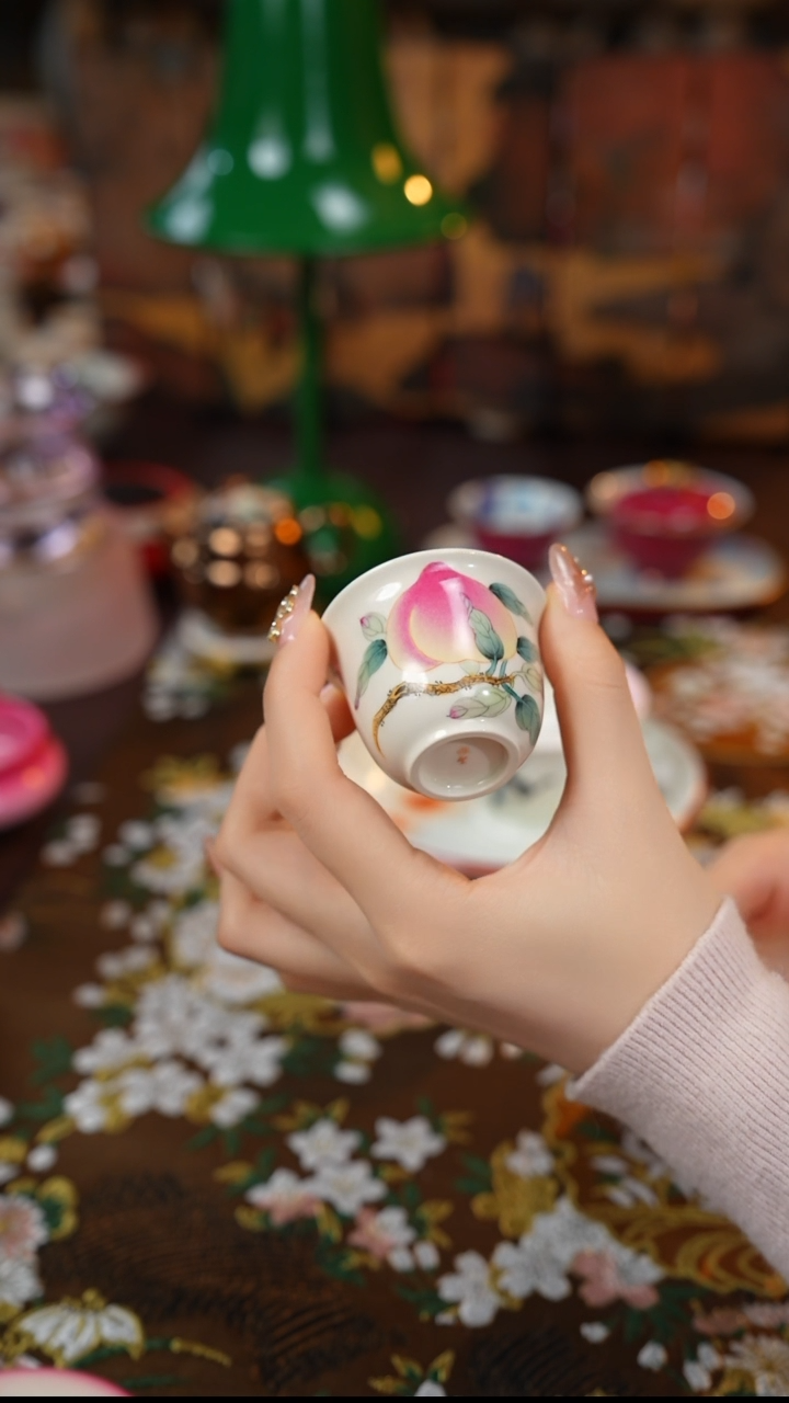 【闪购商品】景德镇手工手绘粉彩雅圣寿桃岩茶一口杯