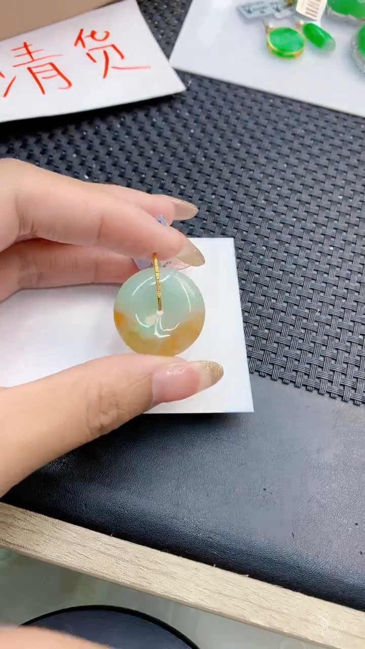 翡翠18K金镶嵌颈饰             8