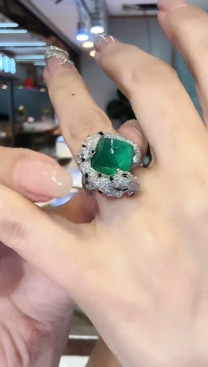 18K金镶嵌戒指祖母绿8.68ct