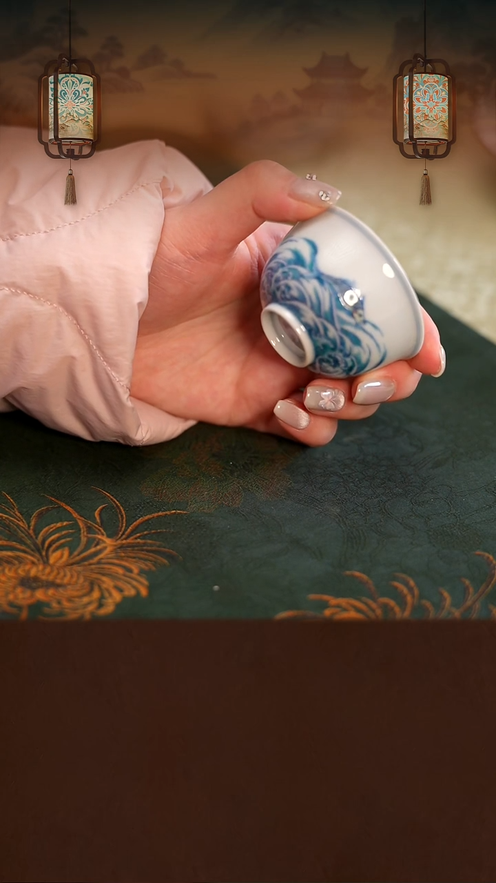 斗彩海水纹茶杯  