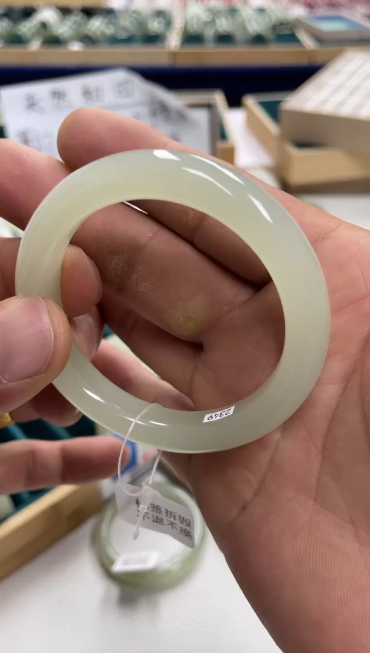 未镶嵌手镯和田玉蝴****)和田玉手镯128666