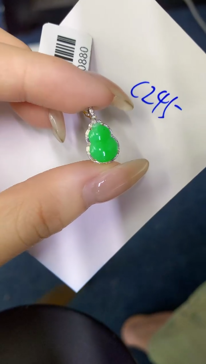 翡翠18K金镶嵌颈饰缅甸天然翡翠A货