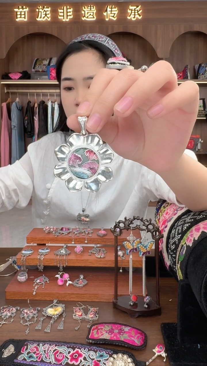 【闪购商品】织绣扶光苗绣传承88