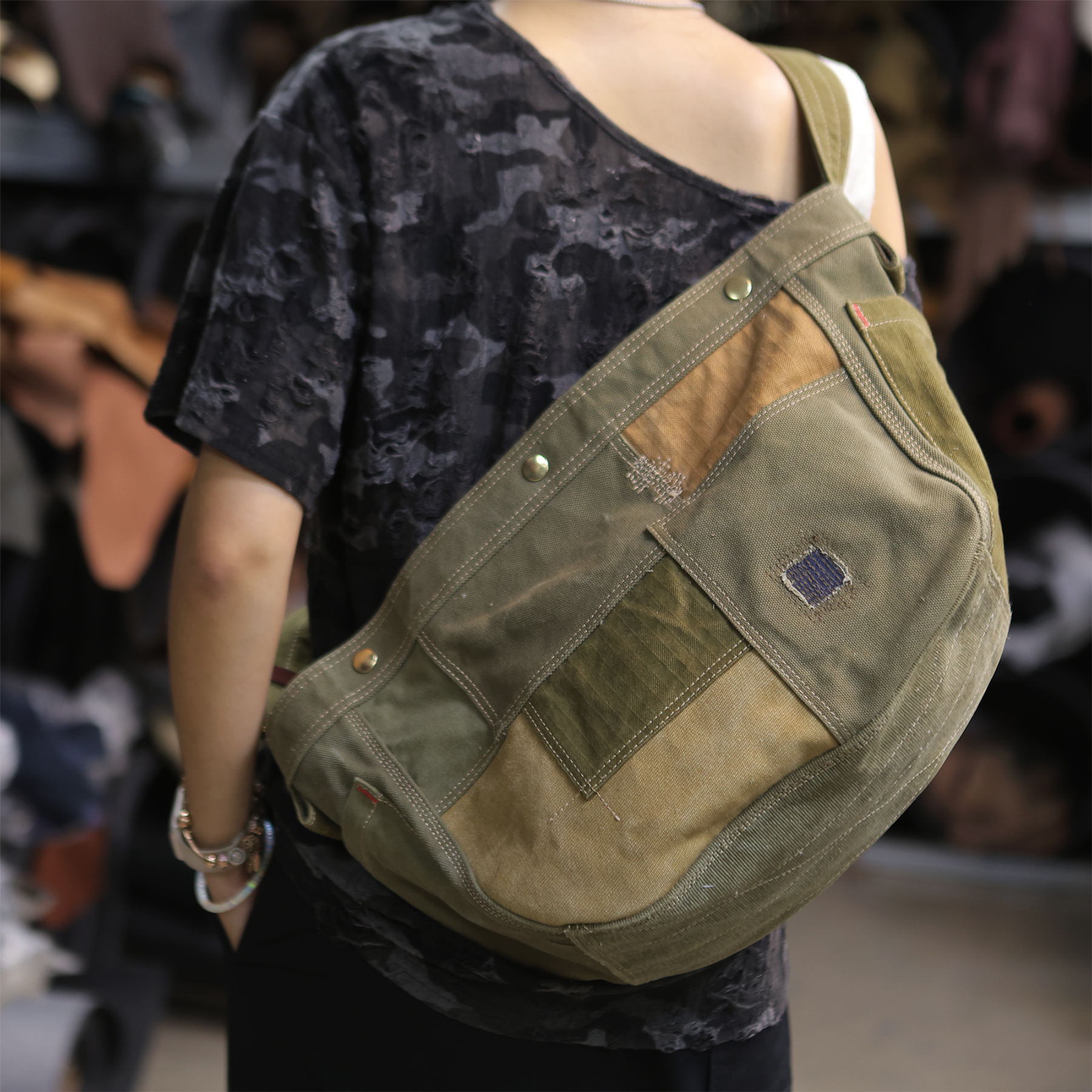 方向皮具/新款手工皮具经典重磅帆布拼接报童包斜挎包帆布包8633