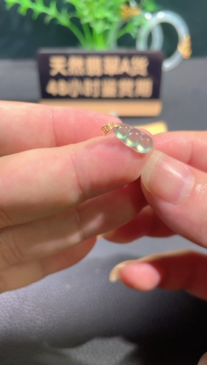 翡翠18K金镶嵌颈饰翡翠