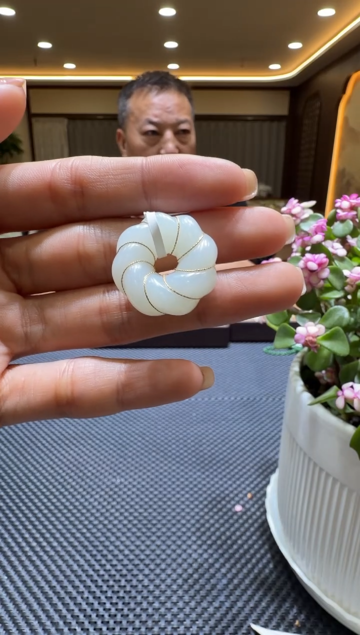 颈饰18K金镶嵌和田玉挂件