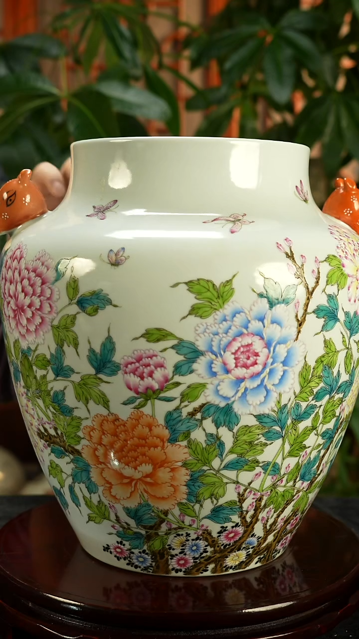 其他瓷上***巴粉彩花卉纹双耳罐