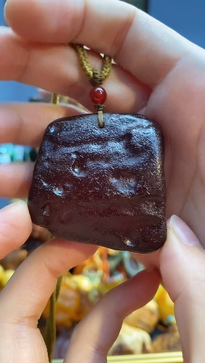 未镶嵌颈饰琥珀吊坠
