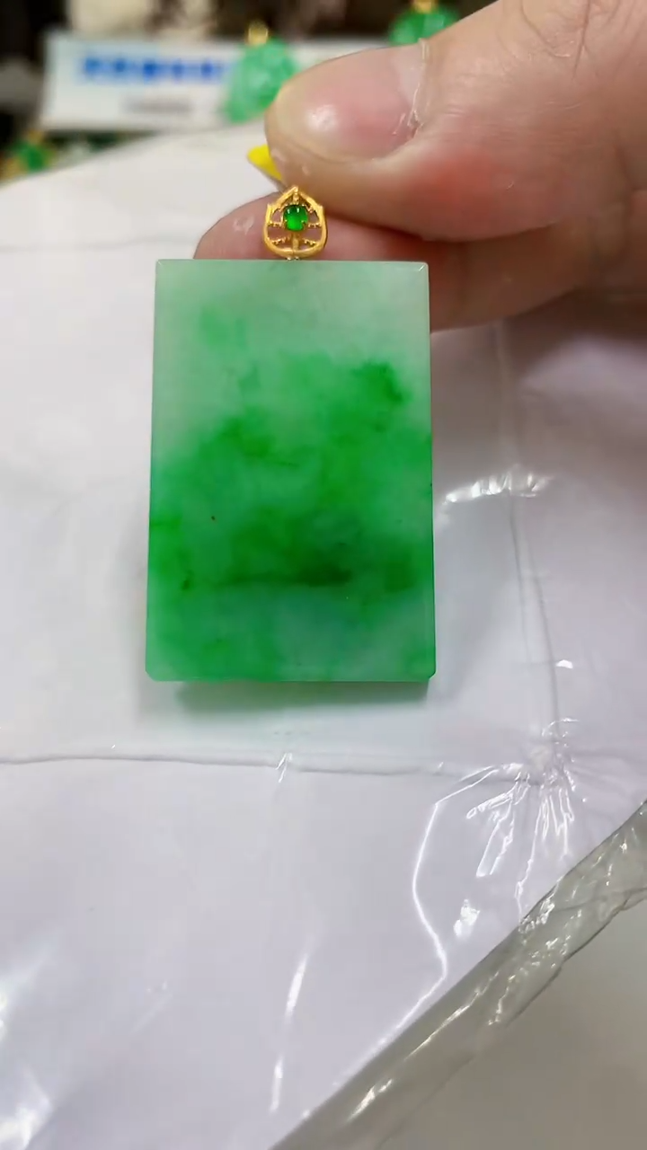 翡翠18K金镶嵌颈饰挂件
