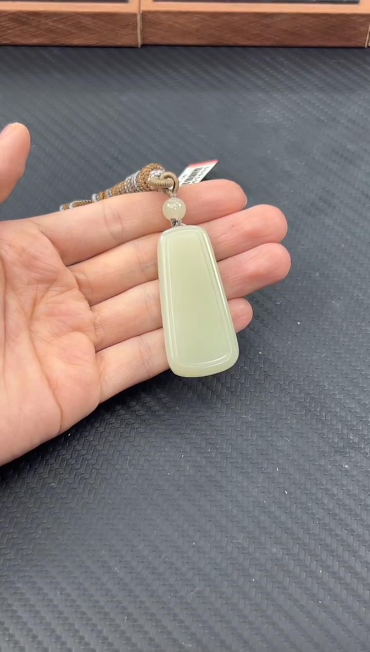 和田玉未镶嵌吊坠(赠链)且末微色差迪克兰吊坠一细