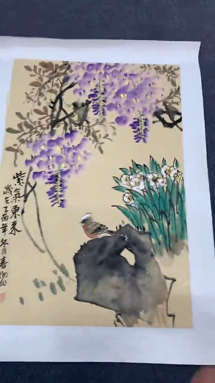 竖款精品开三花鸟，紫气东来