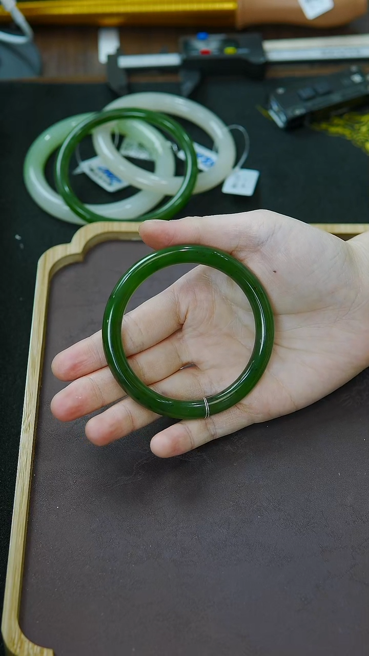 未镶嵌手镯和田玉～**～58圈口胖圆条冰阳辣绿手镯