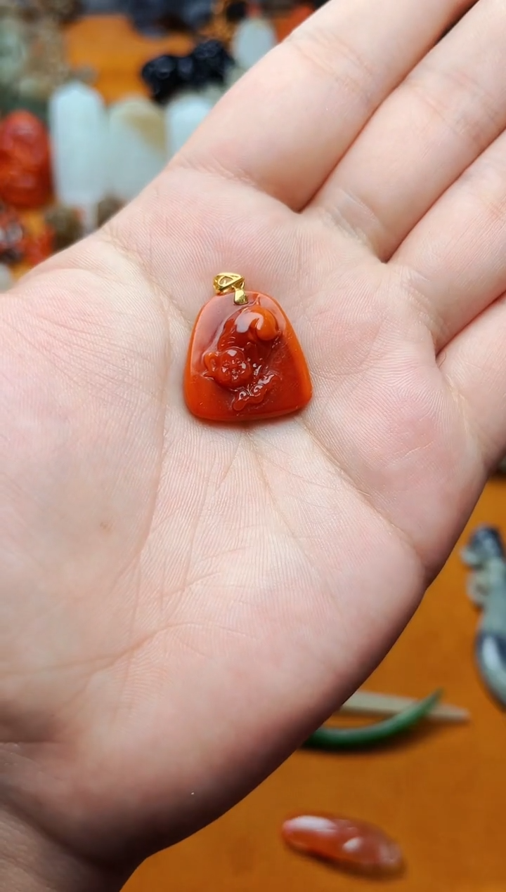 【闪购商品】南红玛瑙颈饰18K金镶嵌小猪