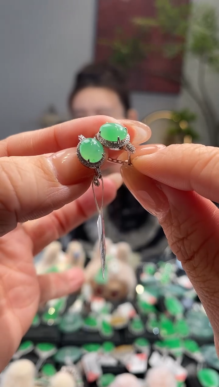 18K金镶嵌翡翠耳饰耳包