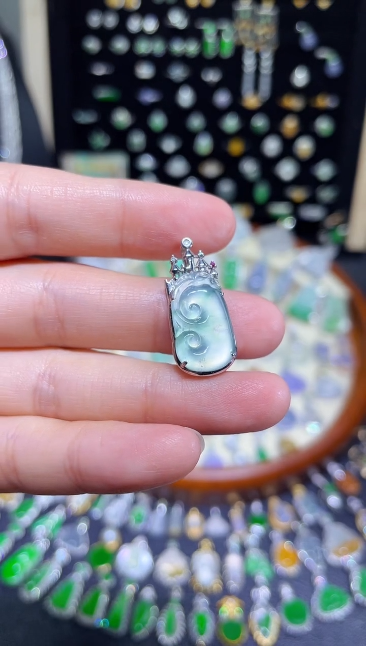 【闪购商品】翡翠颈饰18K金镶嵌高冰玻如意吊坠