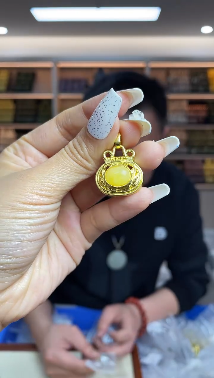 【闪购商品】蜜蜡裸石未镶嵌多样性发一件