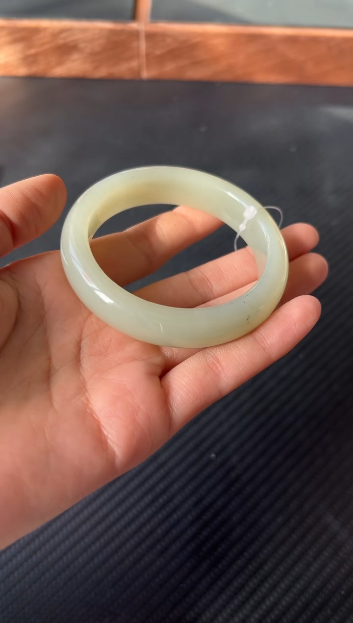 和田玉未镶嵌手镯且末微色差近矿58