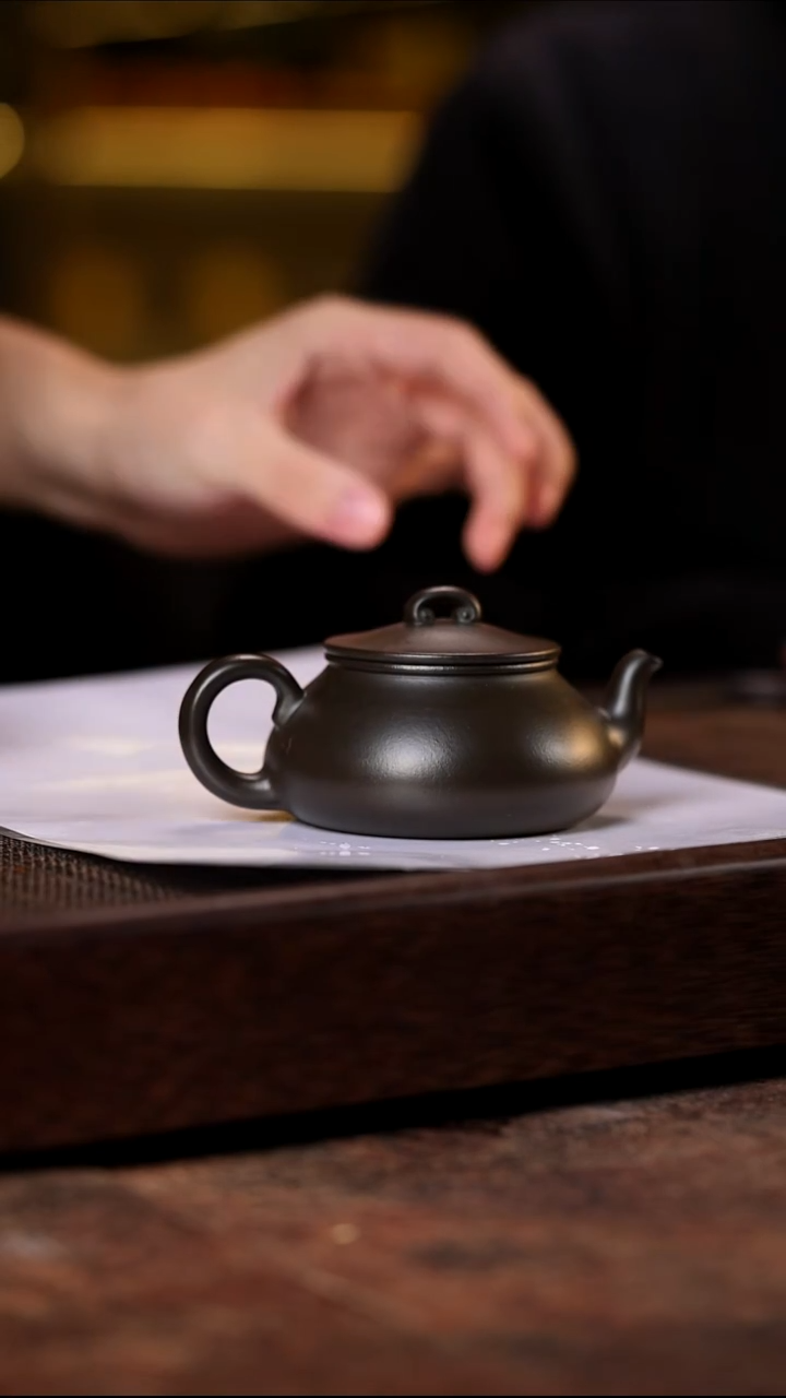 宜兴紫砂墨绿泥悟空