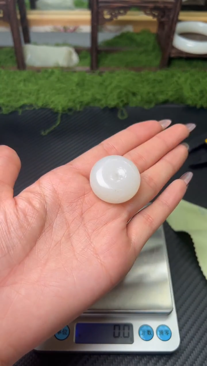 吊坠(赠链)未镶嵌和田玉黑山微色差平安扣JM