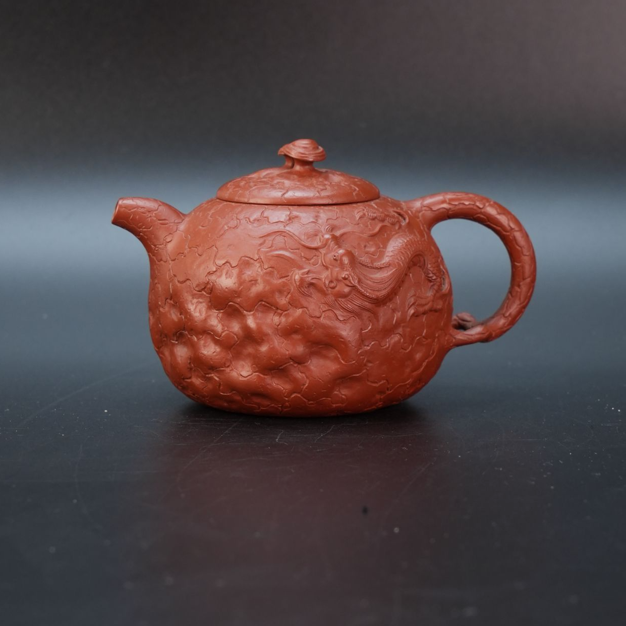 lot21792 1411 正品堂 紫砂朱泥隐龙供春壶 190cc