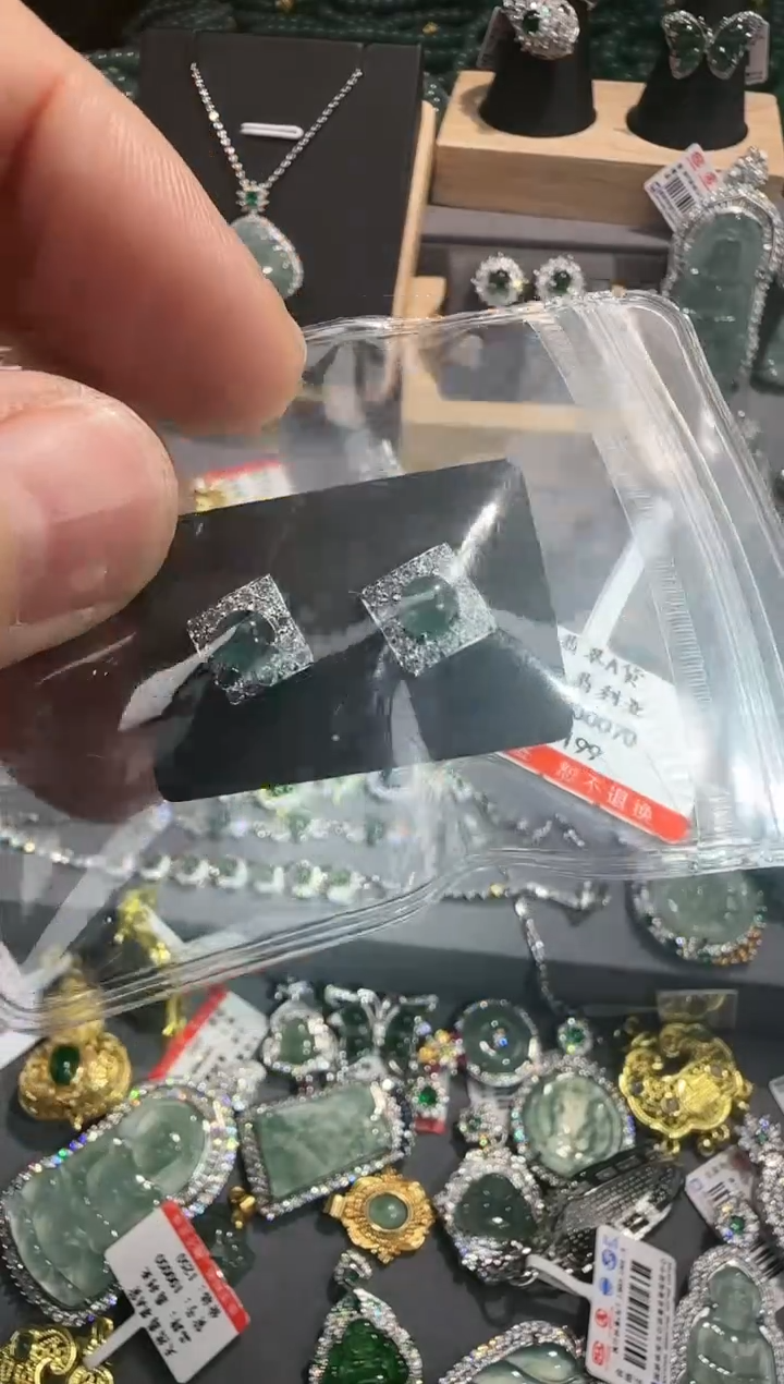 【闪购商品】翡翠吊坠(赠链)未镶嵌翡翠A货源头工厂带证书发