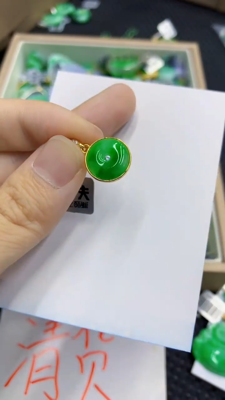 翡翠未镶嵌颈饰             1