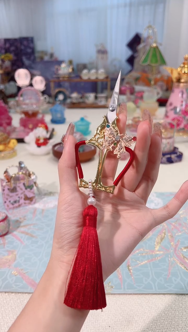 红色蝴蝶流苏茶剪  如图