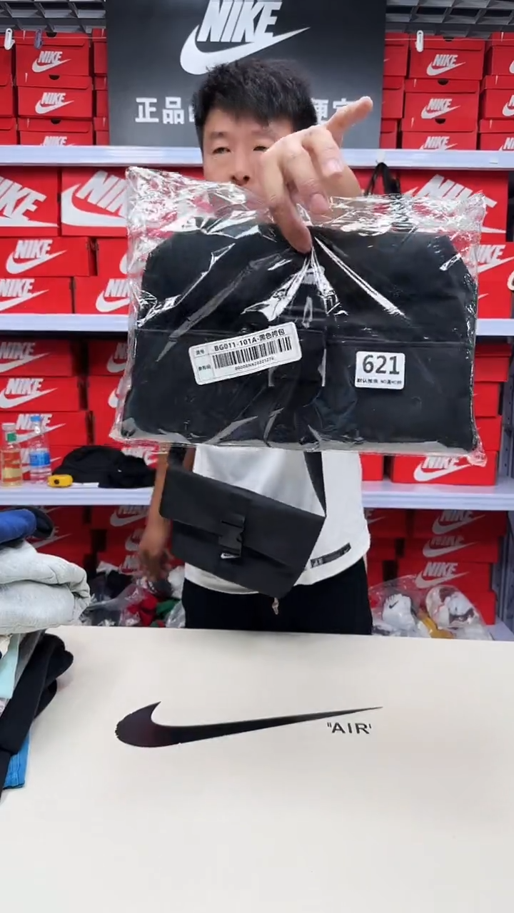 双肩犏牛皮（革）耐克正品编号黑色包包