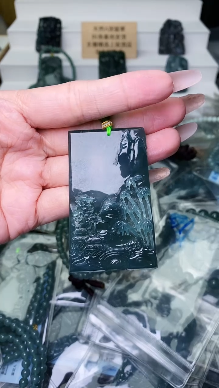 颈饰未镶嵌翡翠 