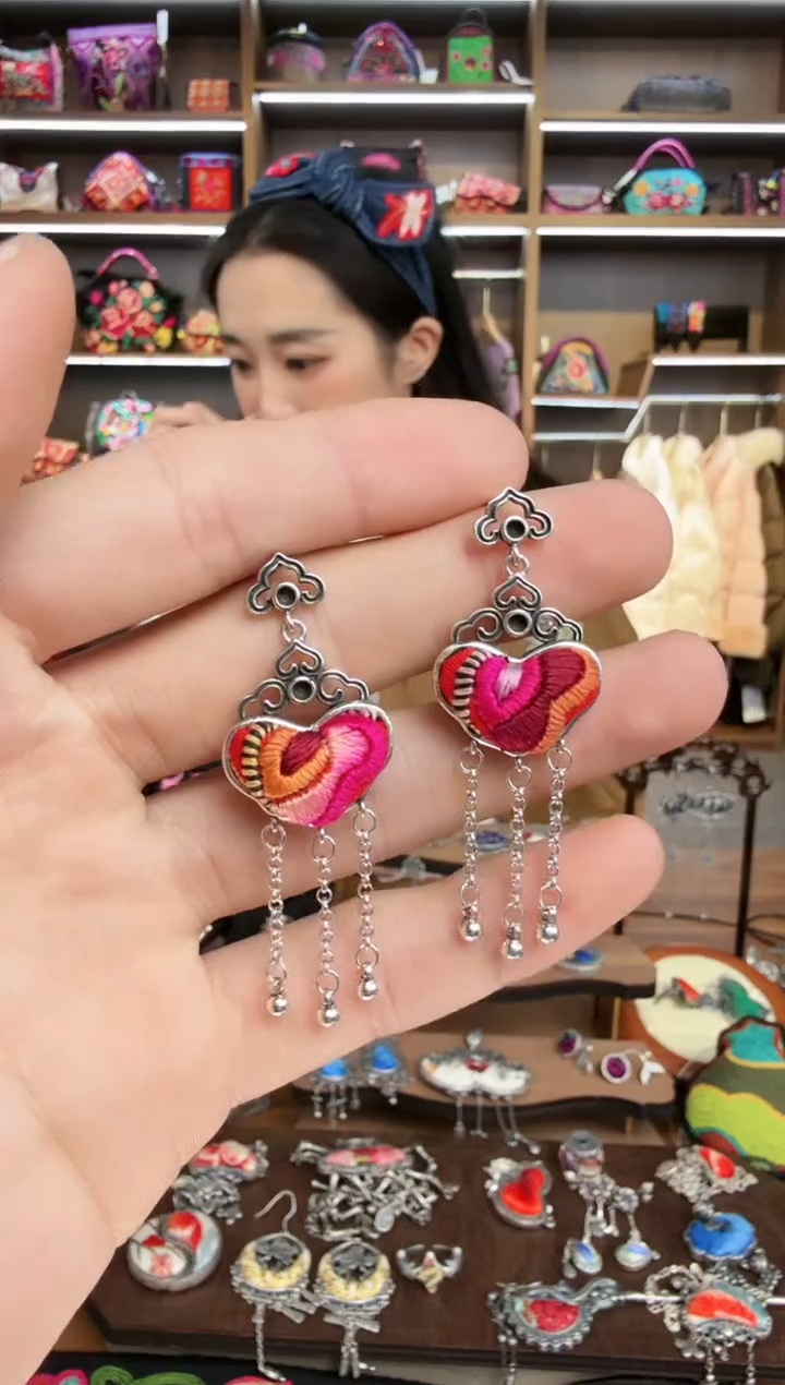 【闪购商品】织绣208蒙阿苏苗绣传承