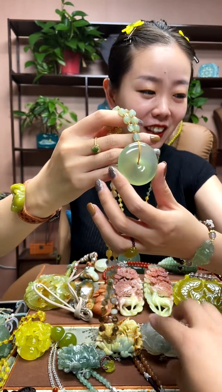 未镶嵌岫玉吊坠多样性发货发其中之一