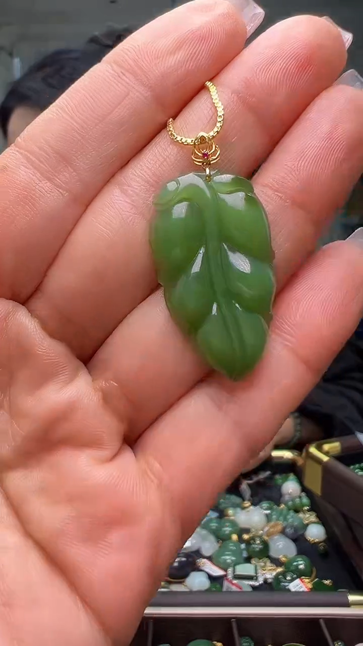 颈饰18K金镶嵌和田玉（多样性发货.发其一)1.04.114