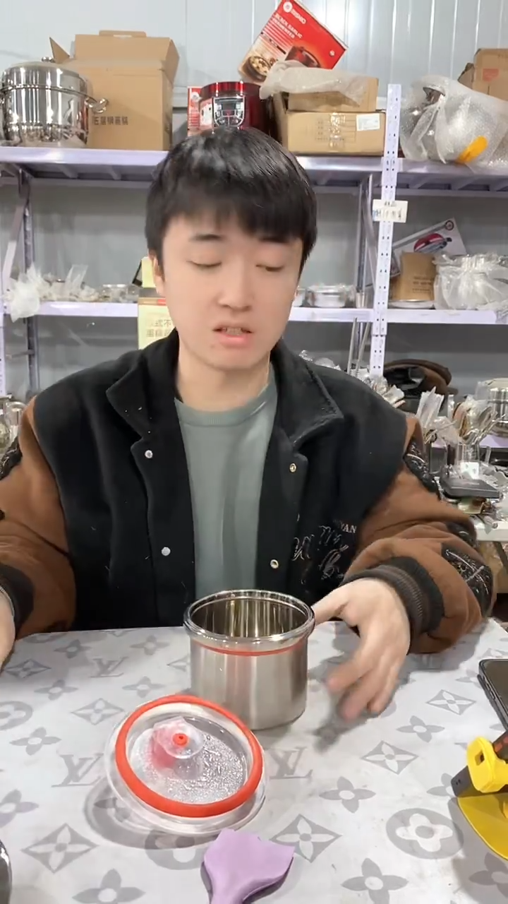 11.5红边小圆保鲜盒两套瑕疵