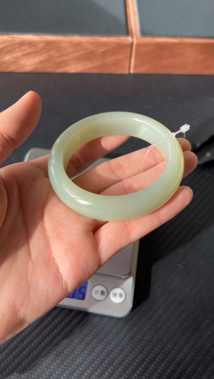 【闪购商品】和田玉手镯未镶嵌且末微色差近矿56