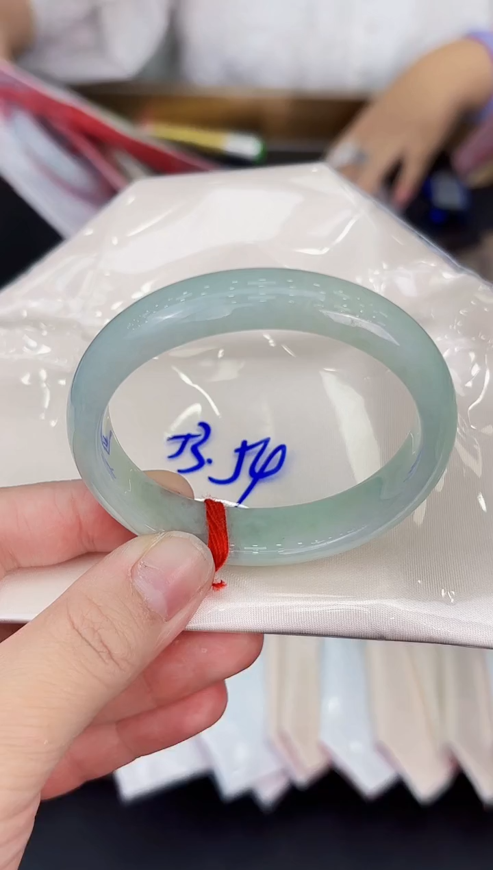 翡翠手镯未镶嵌翡翠手镯