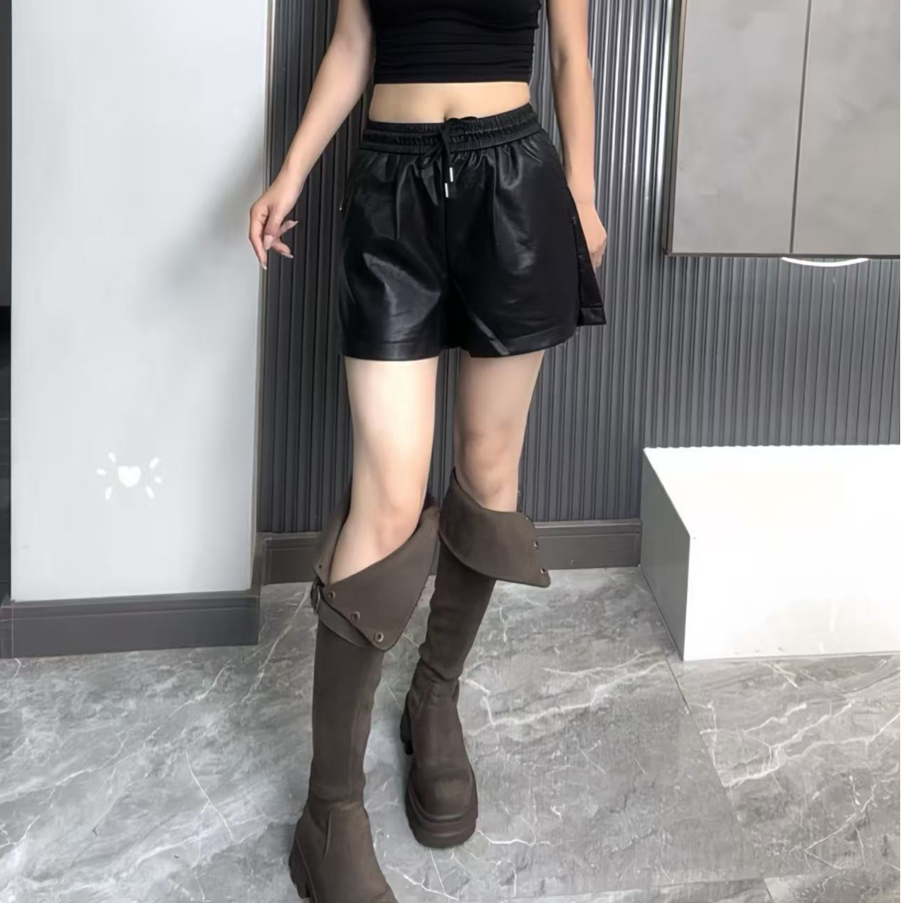 松紧腰PU皮短裤女2025秋冬新款百搭宽松显瘦外穿A字休闲阔腿靴裤
