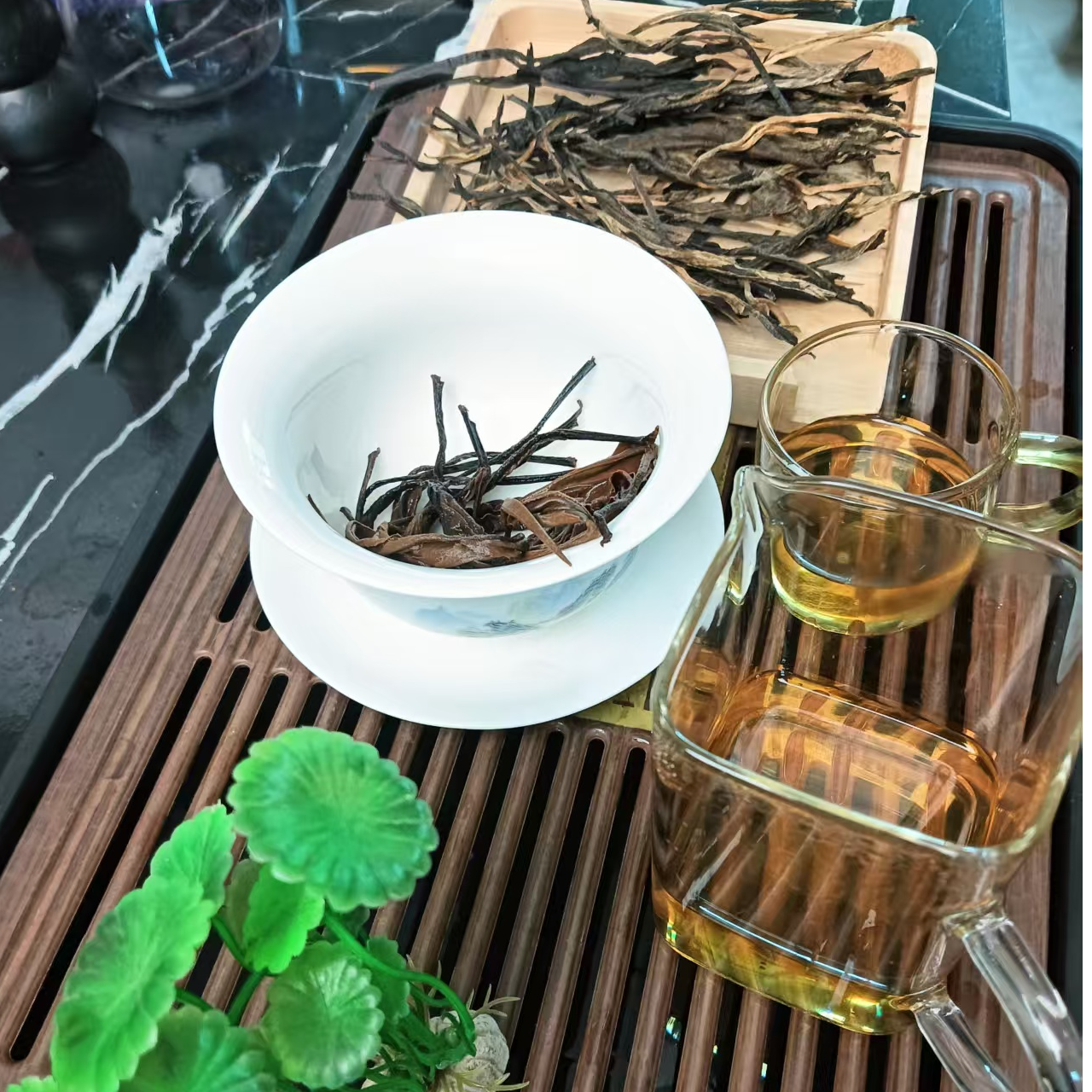 云南凤庆纯手工滇红金枝玉叶古树理条花香蜜香果香2025年