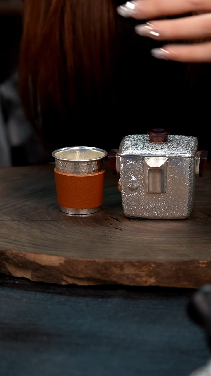 【闪购商品】手工锤纹银手抓壶+1杯子